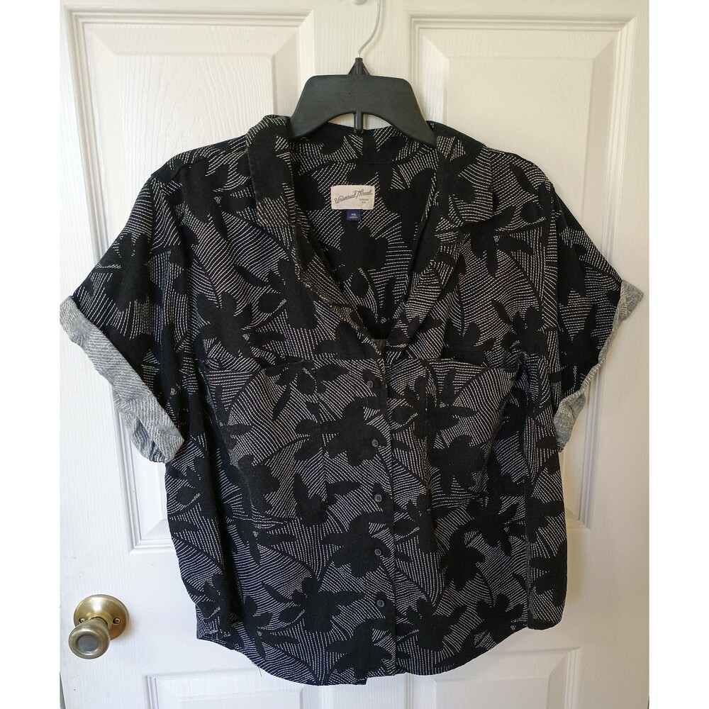 Universal Thread Womens Short Sleeve Collared Button-Down Shirt Black Floral Med